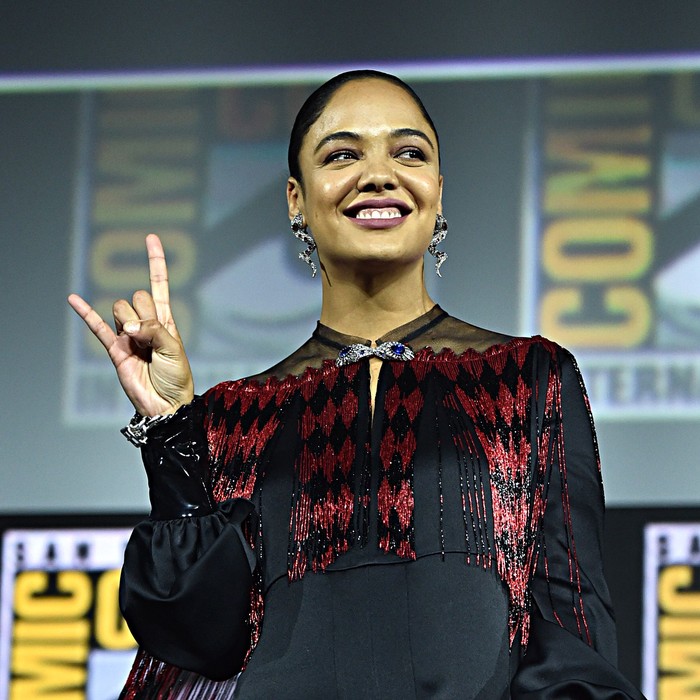 Tessa Thompson di Comic Con 2019 SAN DIEGO, CALIFORNIA - JULY 20: Tessa Thompson of Marvel Studios' 'Thor: Love and Thunder' at the San Diego Comic-Con International 2019 Marvel Studios Panel in Hall H on July 20, 2019 in San Diego, California. (Photo by Alberto E. Rodriguez/Getty Images for Disney)