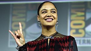 Jadi Pahlawan LGBT Pertama Marvel, Tessa Thompson Stylish di Comic Con