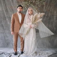 Bagi kamu yang berhijab, prewedding indoor ala Lindswell Kwok dan Hulaefi ini juga bisa menjadi inspirasi. Diera Bachir sang fotografer melakukan foto di studionya. Prewedding dibuat dengan konsep earthy melalui dekorasi dedaunan dan rantai kering. Foto: Instagram Diera Bachir