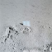 Action figure Fallen Astronaut yang ditinggalkan di Bulan.