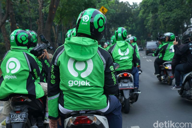 Gojek meresmikan logo barunya yang melambangkan kekuatan ekosistem Gojek sekaligus apresiasi kepada seluruh pengguna dan mitra Gojek. Peresmian ini dihadiri langsung oleh Founder dan CEO Gojek Nadiem Makarim.