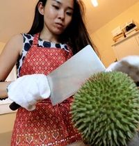 Cicip Durian Musang King di Malaysia, Wanita Jepang Ini Jadi Ketagihan