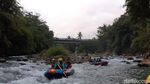 Foto Arung Jeram di Kali Elo Magelang Saat Matahari Terbenam