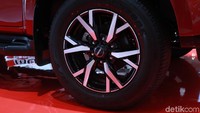 Suspensi khas dari Isuzu semakin melengkapi kenyamanan pada saat melewati berbagai kondisi jalan dengan adanya kombinasi independent double wishbone di bagian depan dan 5-link suspension pada bagian belakang serta coil spring and stabilizer bar pada empat rodanya.