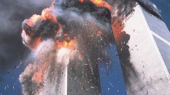 Tragedi 9/11 (2001) karya Lyle Owerko diambil dari kamer Fuji 645zi. Foto: Bored Panda