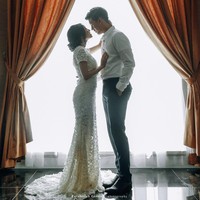 Inspirasi foto prewedding indoor dengan konsep glamour namun simpel juga datang dari pasangan Rinni Wulandari dan Jevin Julian. Rinni tampil cantik bak pengantin dengan gaun yang panjangnya menyapu lantai. Foto: Instagram