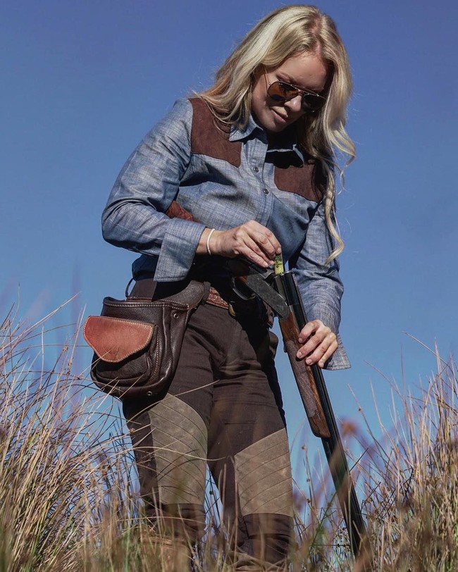 Menariknya, Rachel merupakan seorang mantan vegetarian. Wanita ini mengaku hanya ingin menyajikan daging dari hewan yang ia buru sendiri. Ia pun punya cara sendiri untuk membunuh binatang tanpa terlalu menyiksa mereka. Foto: Instagram @rachelcarriehunting
