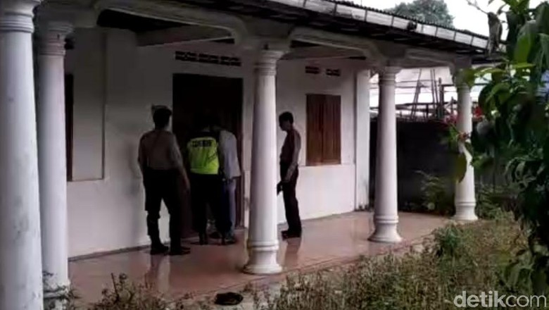 Ditemukan Kondom Bekas Berserakan di Kost Drive Thru Blitar Ditemukan Kondom Bekas Berserakan di Kost Drive Thru Blitar