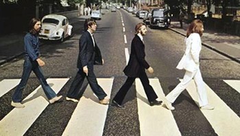 Foto The Beatles di Abbey Road (1969) karya Iain Macmillan menggunakan Haselblad.   Foto: Bored Panda