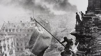 Raising A Flag Over The Reichstag (1945) karya Yevgeny Khaldei dipotret menggunakan kamera Leica Iii Foto: Bored Panda