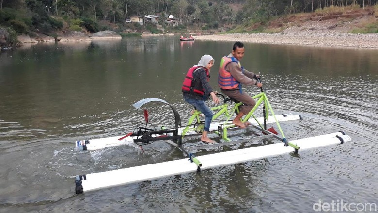 Asyiknya Naik Sepeda Air Di Sungai Oya Bantul Asyiknya Naik Sepeda Air Di Sungai Oya Bantul