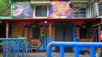 Hal ini terus Wu lakukan, sampai akhirnya satu desa penuh dengan mural Wu. Kerja keras ini pun mulai berbuah manis. (AFP PHOTO/Sam Yeh)