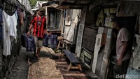 Memasuki musim kemarau seperti saat ini, para pedagang air bersih keliling ini pun banyak dinanti oleh warga yang ingin membeli air bersih di area sekitar utara Jakarta.