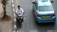Selain melawan arah, pemotor ini juga tidak memakai helm.
