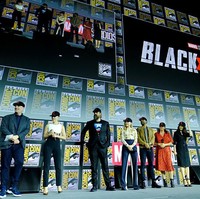 Di acara tersebut, hadir pula deretan aktor dan aktris lain yang ikut membintangi Black Widow. Mereka di antaranya O-T Fagbenle dan Rachel Weisz. Foto: Kevin Winter/Getty Images