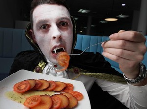 Dilayani Robot hingga Ditemani Drakula, 5 Restoran Ini Punya Konsep Nyeleneh