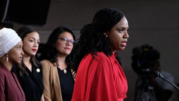 Ayanna Pressley (baju merah) Ayanna Pressley (baju merah)