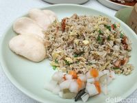 Chi Li: Mantul! Nasi Goreng Yang-chow dan Ayam Saus Wijen di Sini