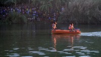 Pencarian dilakukan dengan dua metode yakni penyelaman dan penyisiran di bantaran sungai lokasi jatuhnya pesawat. Tim gabungan dari TNI, Polri dan BPBD Indramayu dikerahkan.