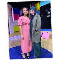 Tampil di acara Rumpi di Trans TV untuk mengisahkan hijrahnya, Thya Sethya memilih busana serba hijau. Hijab pashmina dipadukannya dengan blazer panjang dan rok lipit yang tengah tren di kalangan hijabers. Foto: Dok. Instagram @thyasethyaa