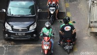 Sejumlah pengendara sepeda motor melawan arah di Jalan Sultan Agung, Manggarai, Jakarta, Senin (21/7/2019).