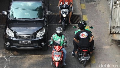 Bahaya! Pemotor Nekat Lawan Arah di Manggarai