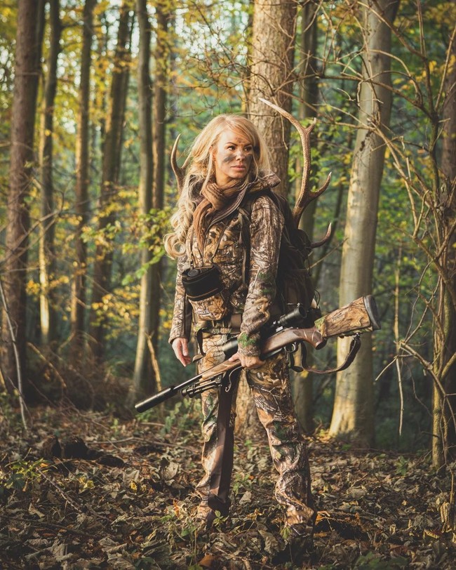 Ketika berburu, Rachel terlihat memakai setelan bercorak loreng dan mencoreng wajahnya untuk menyamar. Foto: Instagram @rachelcarriehunting