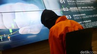 Dalam aksinya, tersangka mengambil foto salah seorang guru di akun Instagram.