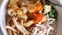 Topping suwiran ayam dan irisan cakue serta daun bawang masih ditambah dengan cheese stick. Sudah pasti puas makannya. Foto : Instagram @pertiwiutomo
