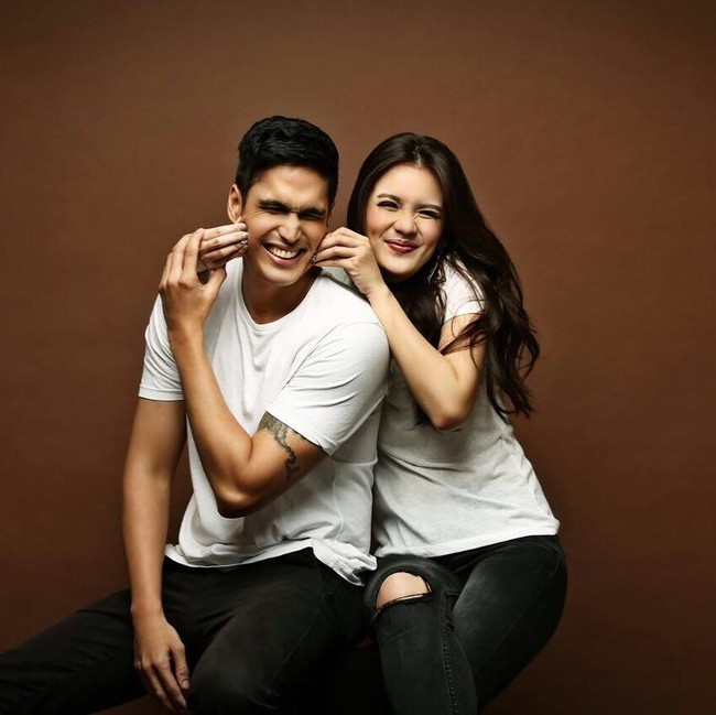 Foto prewedding indoor Marcel Chandrawinata dan Deasy bisa jadi inspirasi kamu yang ingin melakukan foto prewedding dengan super simpel. Foto dilakukan di studio dan dengan busana yang simpel, hanya kaus putih serta celana denim. Foto: Instagram