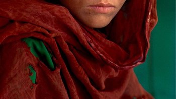 Gadis Afganistan (1984) karya Steve McCurry dipotret menggunakan Nikona Fm2. Foto: Bored Panda