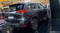 Tampilan New Nissan X-Trail yang bergaya urban dan modern menjadi semakin mantap dengan desain eksterior dan interior yang diperbarui. Bagian depan mobil menampilkan desain khas Nissan yang berbentuk bumerang dilengkapi lampu LED Daytime Running Lights dan gril V-Motion khas Nissan yang diperbesar. Velg alloy berukuran 19 inci memberikan kesan lebih mewah dan sporty, dan panoramic sunroof menjadikan suasana kabin terasa lebih luas dan terang. Fitur di bagian belakang mobil menampilkan LED boomerang tail lamps. New Nissan X-Trail tersedia dalam 5 pilihan warna, yaitu monarch orange, storm white, brilliant silver, deep iris gray, dan black star.