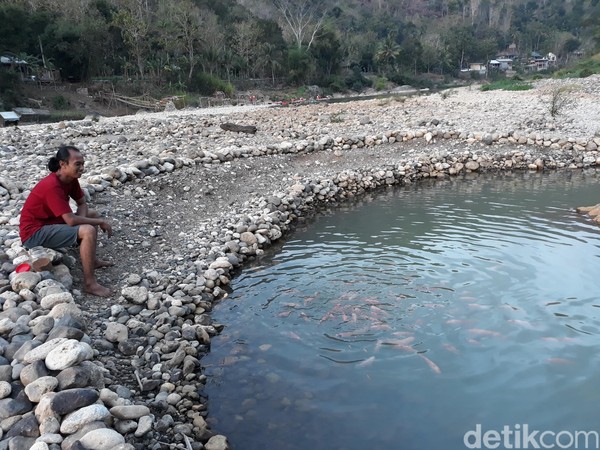 Salah satu spot foto berupa cekungan berisi kolam ikan di padang batu Sungai Oya. (Pradito Rida Pertana/detikcom) Salah satu spot foto berupa cekungan berisi kolam ikan di padang batu Sungai Oya. (Pradito Rida Pertana/detikcom)