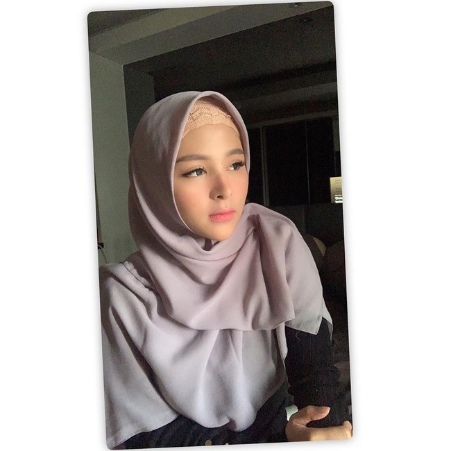 Thya Sethya yang saat menjadi gadis ring MMA kerap tampil seksi kini tetap memesona dengan berbagai gaya hijab simpel dan polos. Seperti hijab berwarna abu-abu yang dikenakannya ini tak memerlukan banyak pentul untuk pemakaiannya. Foto: Dok. Instagram @thyasethyaa