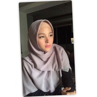 Thya Sethya yang saat menjadi gadis ring MMA kerap tampil seksi kini tetap memesona dengan berbagai gaya hijab simpel dan polos. Seperti hijab berwarna abu-abu yang dikenakannya ini tak memerlukan banyak pentul untuk pemakaiannya. Foto: Dok. Instagram @thyasethyaa