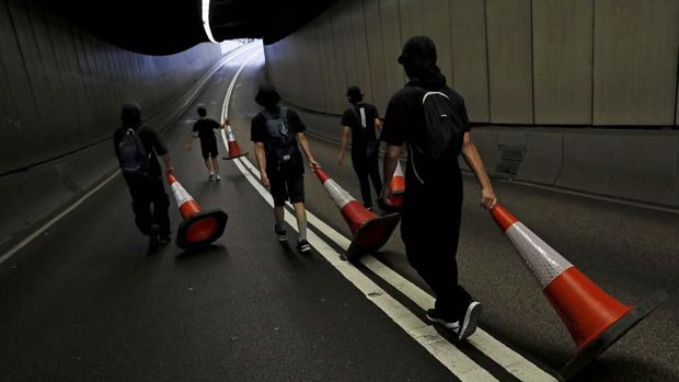 Dalam demo 21 Juli, aktivis prodemokrasi Hong Kong menggunakan traffic cone untuk memblokade jalan.