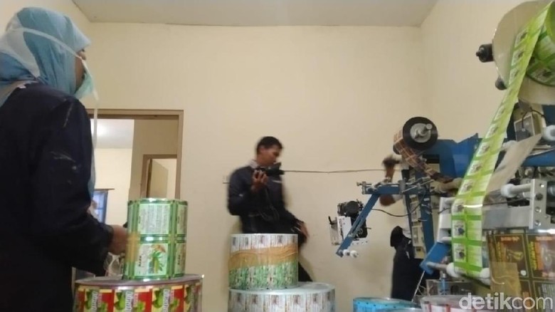 Rumah Produksi Obat Ilegal Berbahaya di Demak Digerebek Rumah Produksi Obat Ilegal Berbahaya di Demak Digerebek