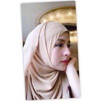 Setelah apa yang aku alami di Tanah Suci, salat taubat nasuha di depan Kabah dan aku siap mutusin untuk hijrah dan mulai berhijab, demikian kata Thya dalam wawancara dengan Detikhot sepulang umrah. Dan Thya pun konsisten dengan perkataannya. Dia tampil dengan gaya hijab simpel dengan pashmina. Foto: Dok. Instagram @thyasethyaa