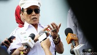 Tessy yang pernah menjadi pemakai dan terjerat kasus narkoba pun mengatakan jika dirinya sama sekali tak melihat ciri-ciri pemakai saat bekerja bersama Nunung di bulan Ramadhan lalu. Pool/Palevi S/detikFoto.