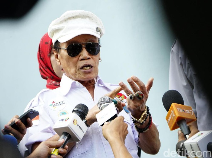 Pelawak Tessy saat ditemui di studio Trans TV.