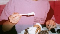 Penyanyi kelahiran tahun 1991 ini paling gemar dengan makanan manis. Salah satu makanan yang tak bisa dia lepaskan ada es krim, di tambah dengan waffle dan saus cokelat. Foto: Instagram @annemarie