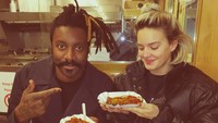 Berada di Berlin, Anne tak melewatkan kesempatannya untuk mencicipi hidangan khas di sana. Salah satunya Currywurst, yang berisi potongan daging sosis dengan saus lezat. Foto: Instagram @annemarie