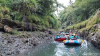 Paling mentok, arung jeram itu sore hari. Arung jeram di waktu malam itu bahaya, karena risiko terluka bila terjatuh akan semakin tinggi (Ahmad Masaul Khoiri/detikcom)  