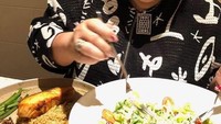 Di lain kesempatan, ia masih melahap salad ditemani salmon panggang. Sepertinya pelawak Srimulat ini memang gemar makan salad. Foto: Instagram triretnoprayudati_nunung/nungers63.id