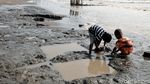 Duh, Tumpahan Minyak Mentah Kotori Pesisir Pantai Karawang