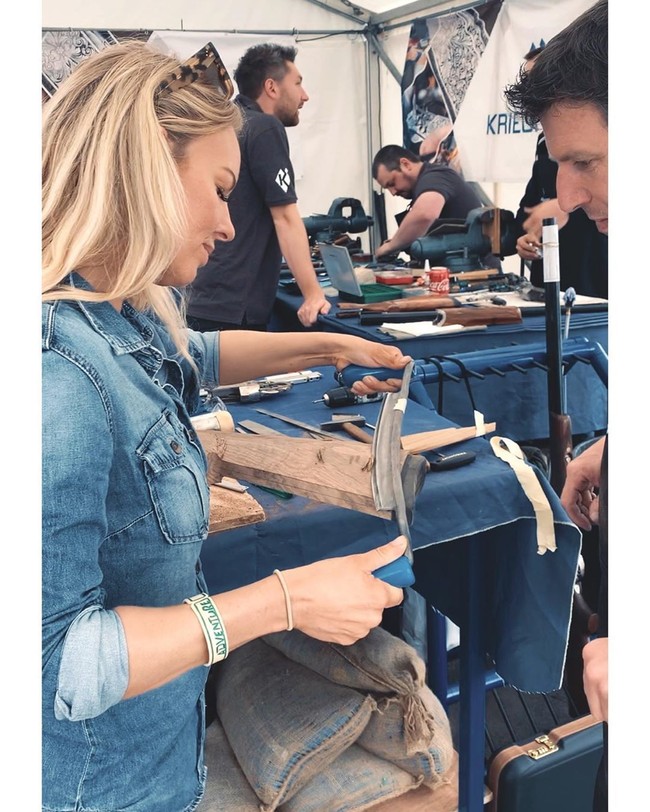 Kini wanita 35 tahun itu pun menilai jika vegetarian sebenarnya tidak terlalu baik untuk ekosistem. Menurutnya, berburu hewan sendiri adalah kesempatan untuk mendapatkan nutrisi dari daging tanpa merasa bersalah. Kita seharusnya bisa makan daging dan melakukannya secara etis, ujarnya. Foto: Instagram @rachelcarriehunting