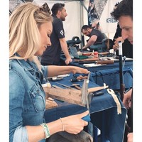 Kini wanita 35 tahun itu pun menilai jika vegetarian sebenarnya tidak terlalu baik untuk ekosistem. Menurutnya, berburu hewan sendiri adalah kesempatan untuk mendapatkan nutrisi dari daging tanpa merasa bersalah. Kita seharusnya bisa makan daging dan melakukannya secara etis, ujarnya. Foto: Instagram @rachelcarriehunting