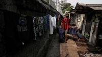 Para pedagang itu pun berkeliling ke tiap-tiap rumah warga untuk menjajakan air bersih.
