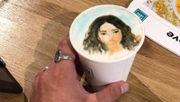 Drinking my face, tulis Salma pada captions foto ini. Segelas kopi ini memang dihias dengan latte art wajah Salma. Sayang untuk diminum ya? Foto: instagram @salmahayek