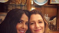Bersama temannya, Salma berpose saat sedang makan dessert. Senyum cantik keduanya mengalahkan manisnya kue nih.  Foto: instagram @salmahayek